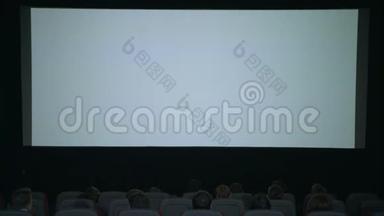 电影院里的白色大屏幕。 在电影院开始拍电影。 电影院放映观众